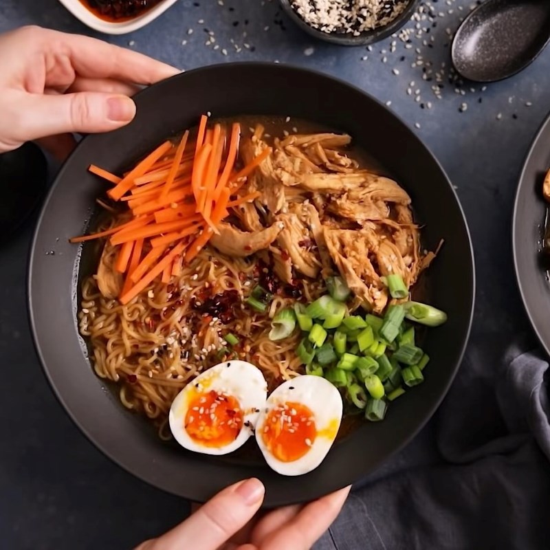 Bước 5 Thành phẩm Mì ramen gà xé