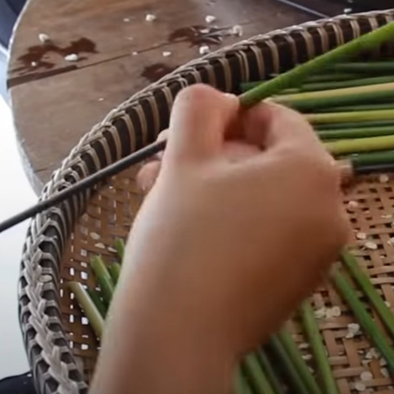 Bước 3 Vệ sinh bên trong ống cỏ bàng Cách làm ống hút cỏ bàng