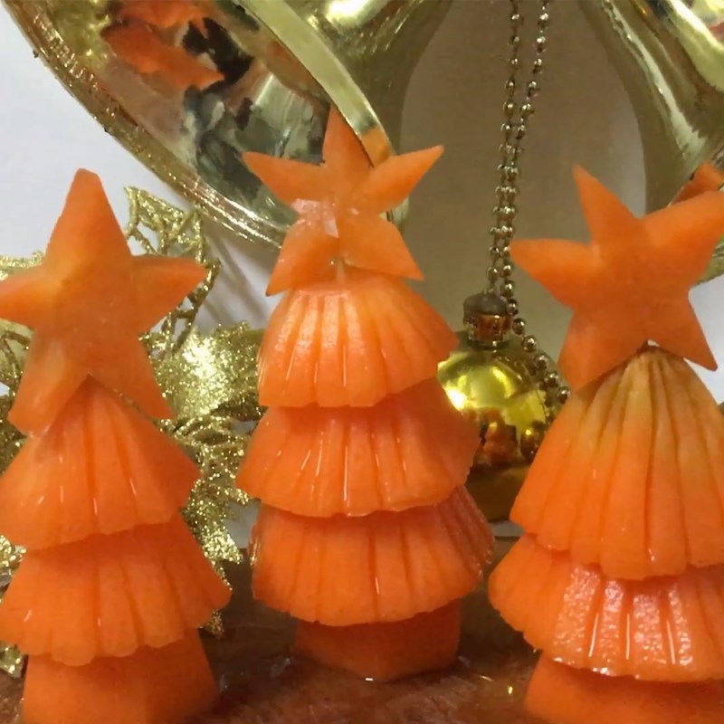 Bước 5 Thành phẩm Tạo hình cây thông Noel từ trái cà rốt