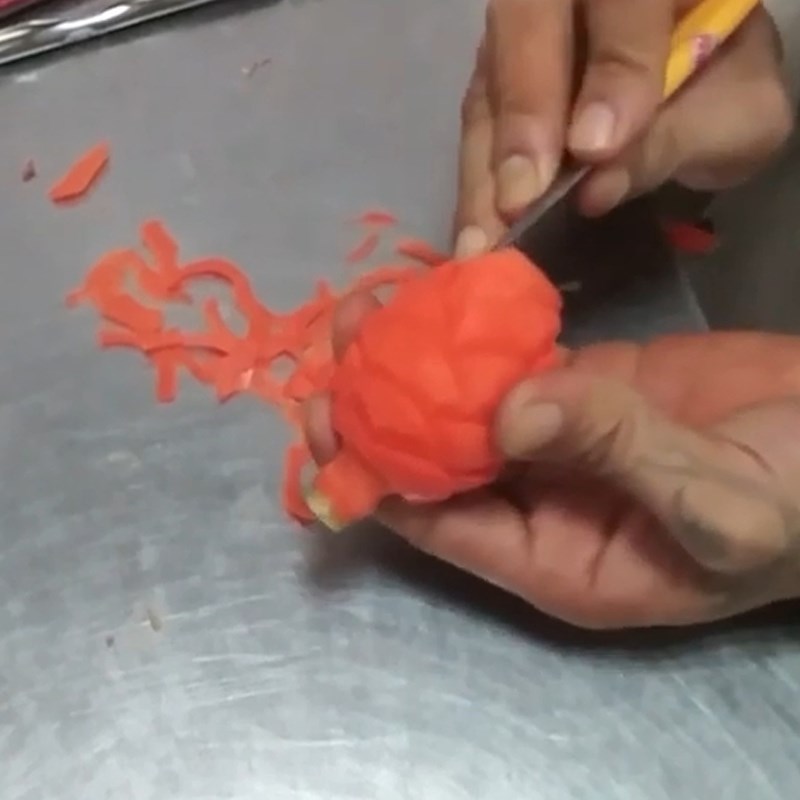 Bước 2 Tỉa rãnh trái thông Tạo hình trái thông Noel từ quả cà rốt