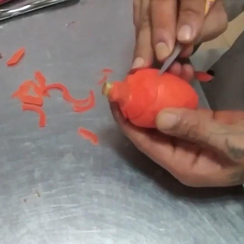 Bước 2 Tỉa rãnh trái thông Tạo hình trái thông Noel từ quả cà rốt