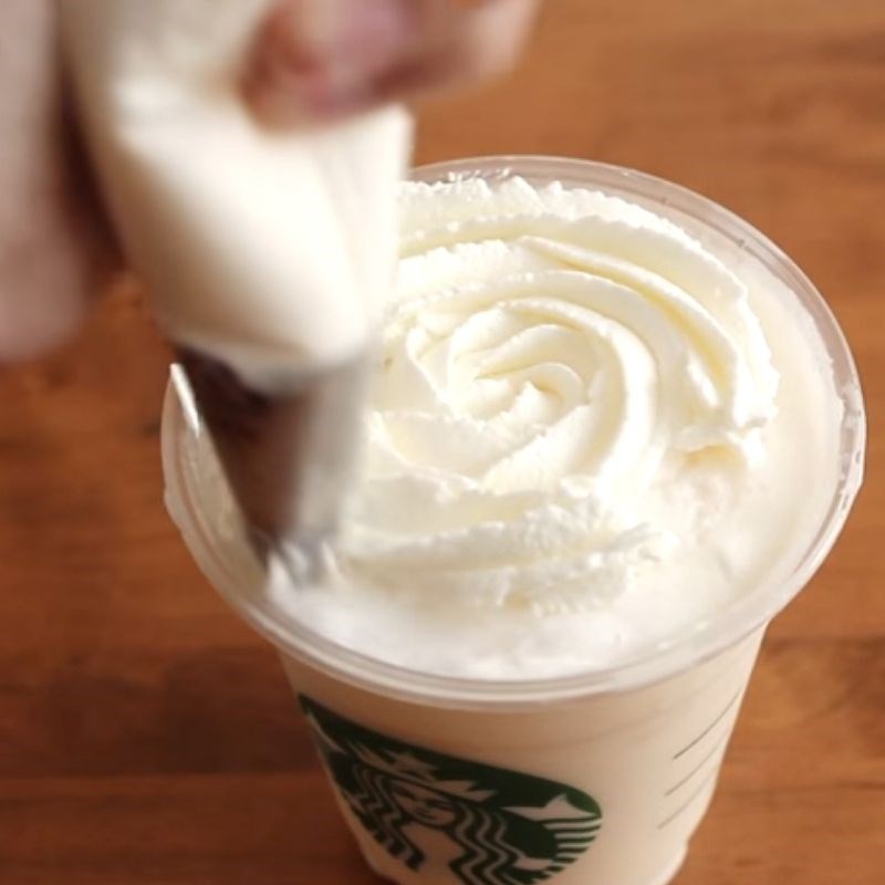 Bước 2 Trang trí Vanilla Bean Frappuccino