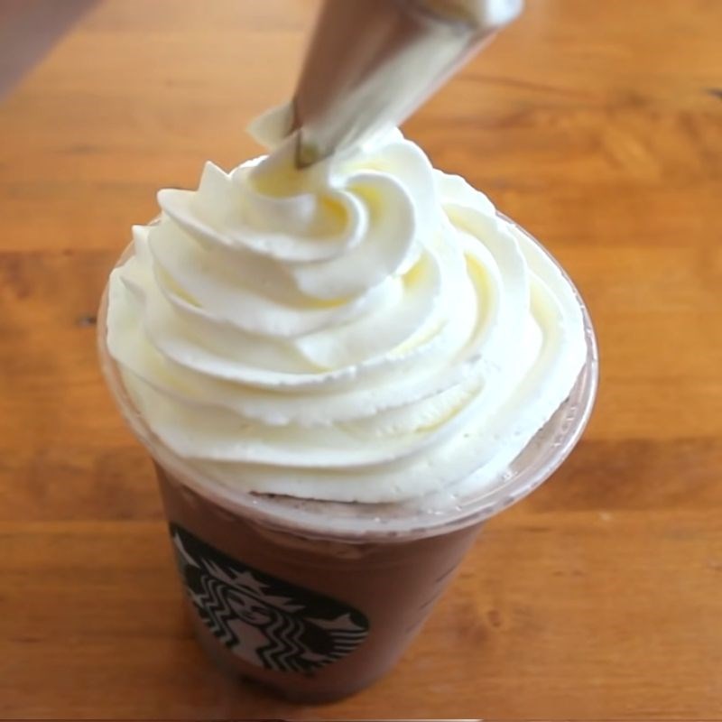 Bước 2 Trang trí Double Chocolate Chip Frappuccino