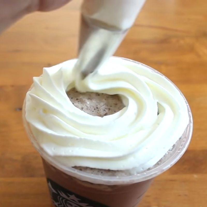 Bước 2 Trang trí Double Chocolate Chip Frappuccino