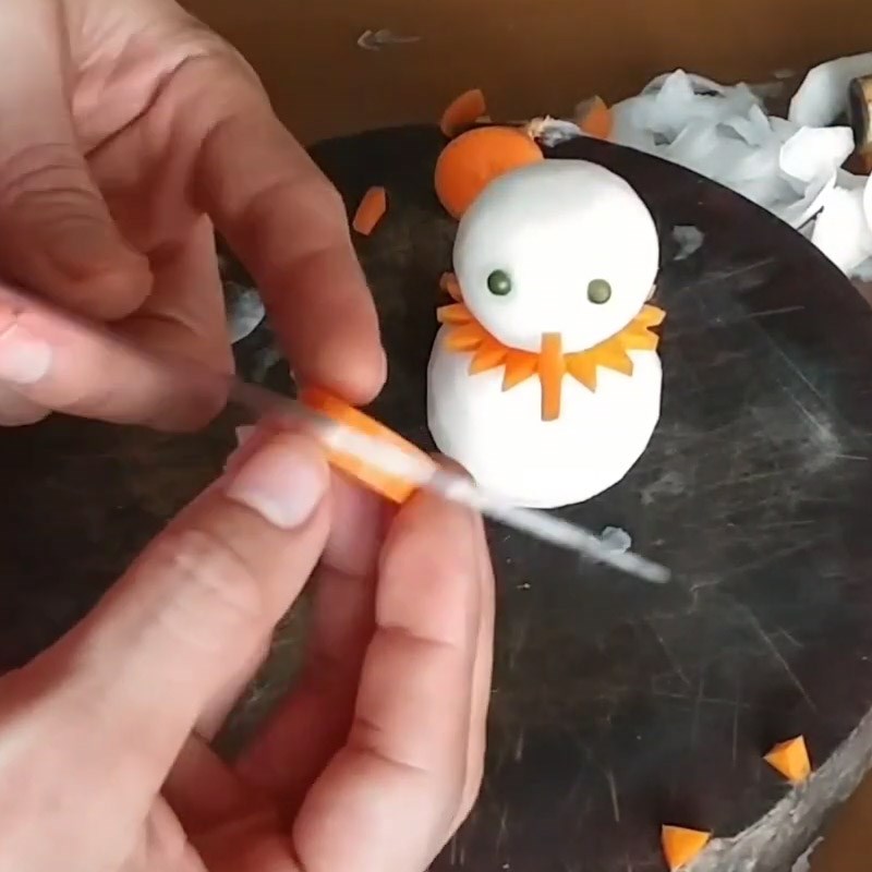 Bước 2 Trang trí các chi tiết Cách làm người tuyết bằng củ cải trắng, cà rốt
