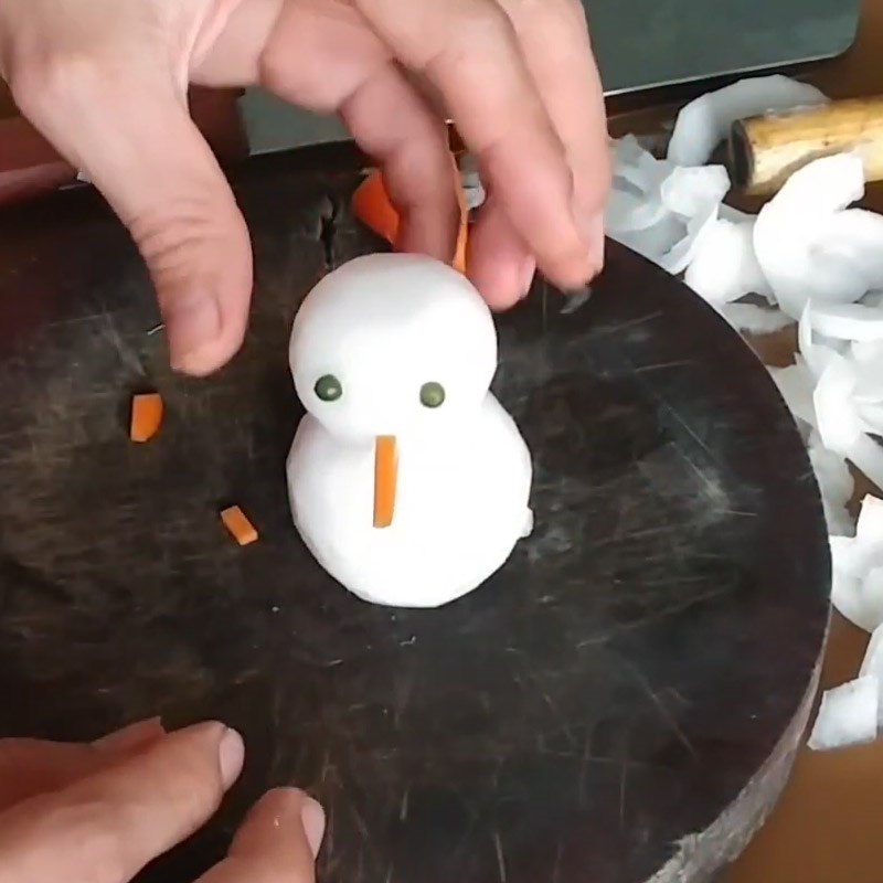 Bước 2 Trang trí các chi tiết Cách làm người tuyết bằng củ cải trắng, cà rốt