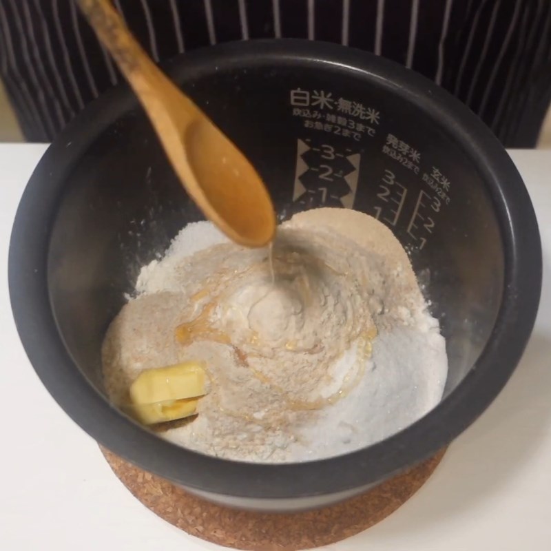 Bước 1 Trộn bột bánh Bánh mì đen bơ mật ong bằng nồi cơm điện