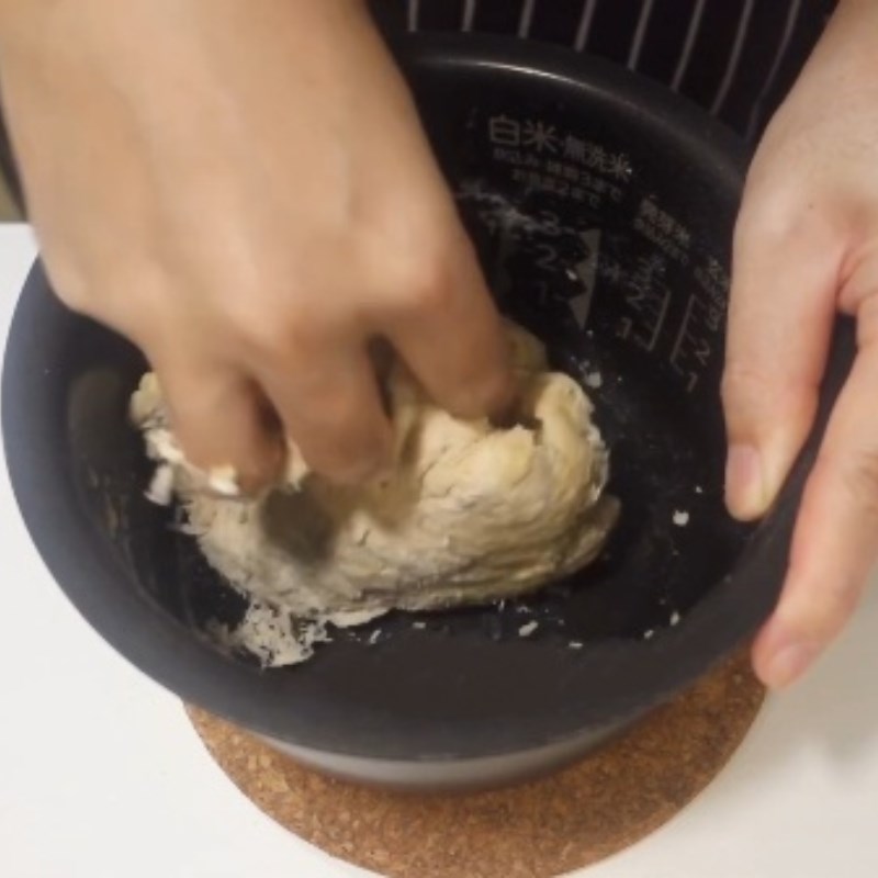 Bước 1 Trộn bột bánh Bánh mì đen bơ mật ong bằng nồi cơm điện