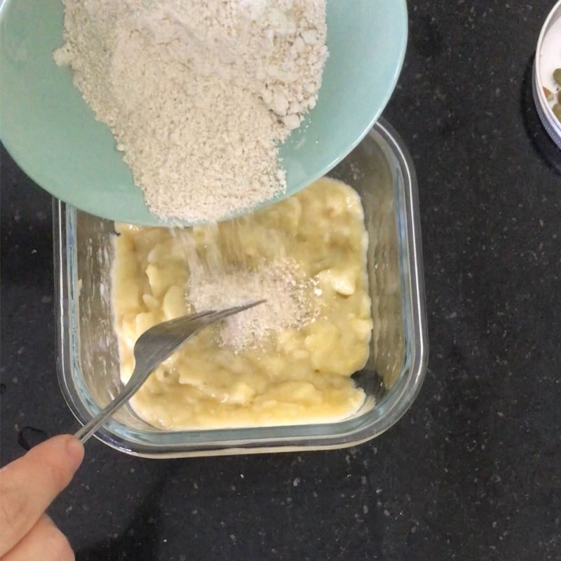 Bước 2 Trộn bột bánh chuối yến mạch Bánh chuối yến mạch