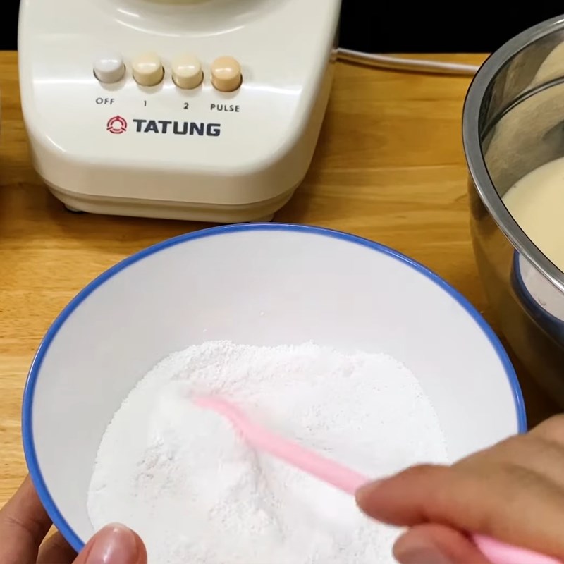 Bước 2 Trộn bột gạo Bánh bông lan bằng máy xay sinh tố và xửng hấp