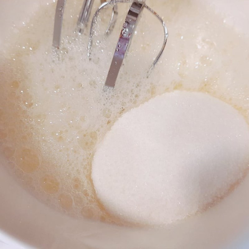 Bước 2 Trộn bột và đánh bông lòng trắng trứng Bánh bông lan bơ sữa