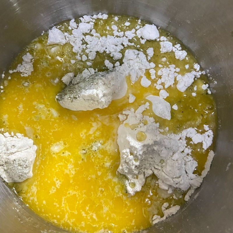 Bước 1 Trộn bột với lòng đỏ trứng Bánh bông lan matcha với hạnh nhân bằng lò nướng