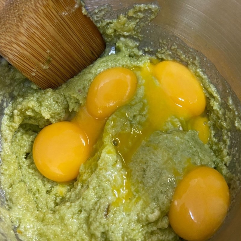 Bước 1 Trộn bột với lòng đỏ trứng Bánh bông lan matcha với hạnh nhân bằng lò nướng