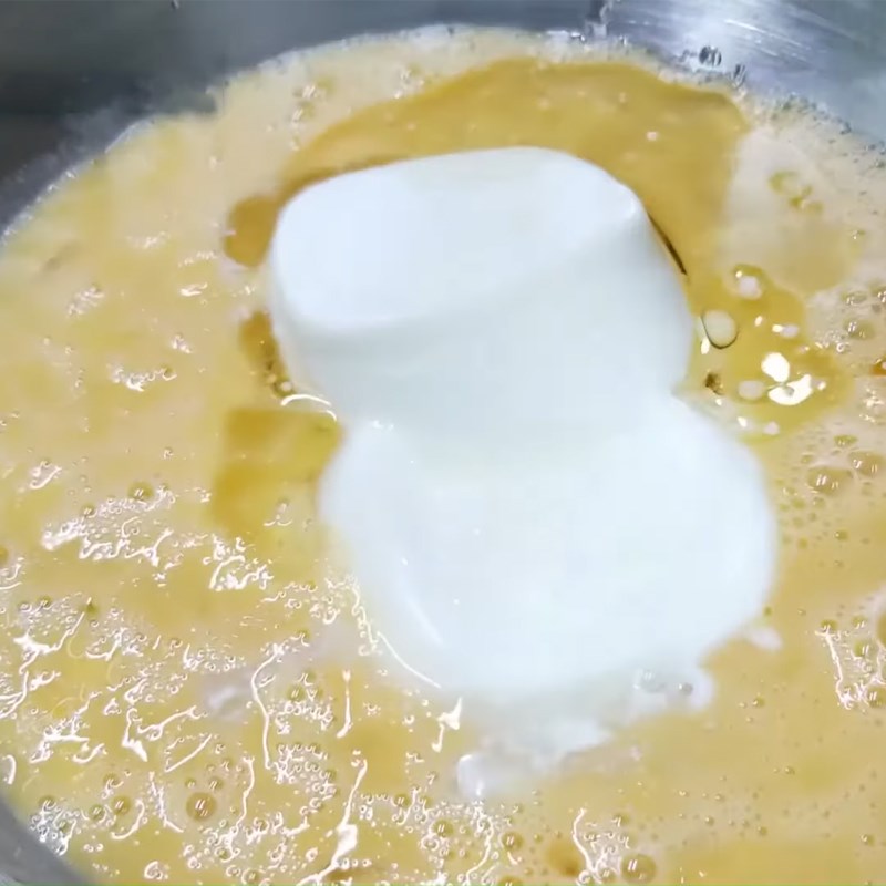 Bước 2 Trộn các nguyên liệu ướt Bánh chuối sữa chua bằng nồi chiên không dầu