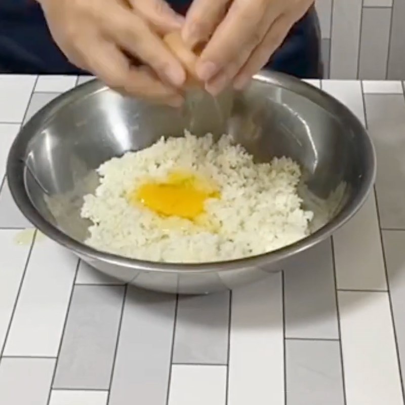 Bước 2 Trộn cơm với trứng Cơm chiên bơ tỏi