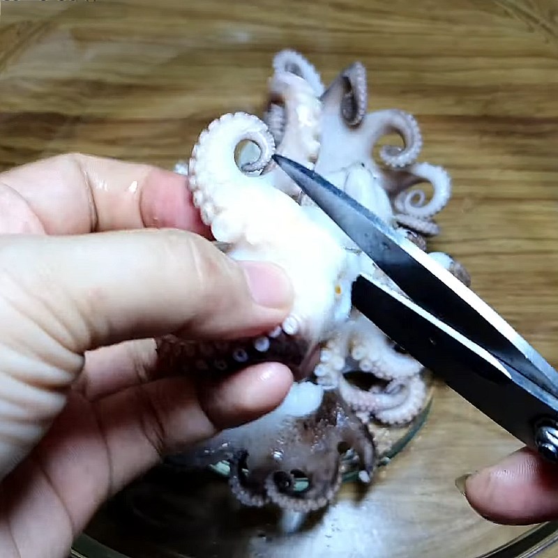 Bước 4 Trộn gỏi Gỏi bạch tuộc kiểu Thái với cóc