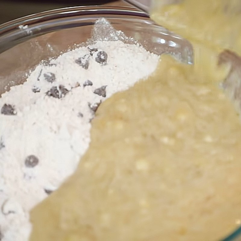 Bước 3 Trộn hỗn hợp bột socola chip và chuối nghiền Bánh chuối socola nướng bằng lò vi sóng