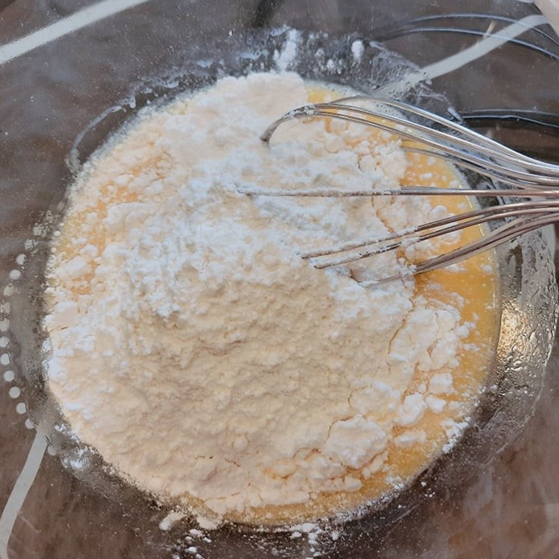Bước 2 Trộn hỗn hợp bột và nho khô Bánh bông lan bơ nho (công thức được chia sẻ từ người dùng)