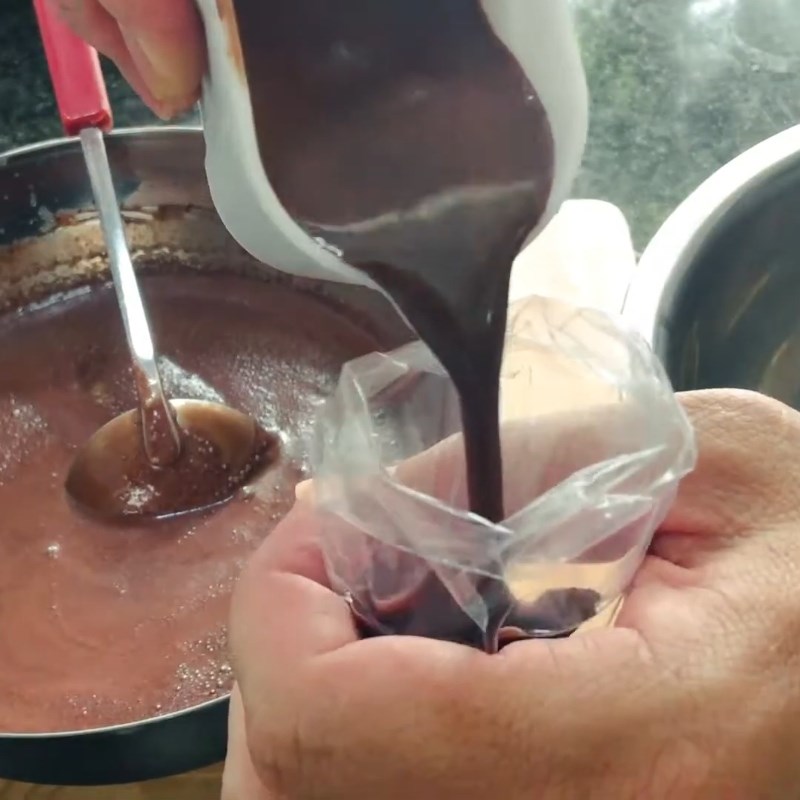 Bước 3 Đổ khuôn và làm đông Kem cacao cốt dừa không cần máy