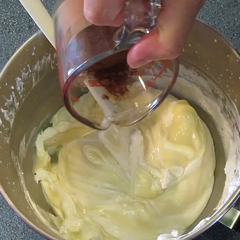 Bước 3 Trộn hỗn hợp kem Kem socola hạnh nhân từ bột ca cao