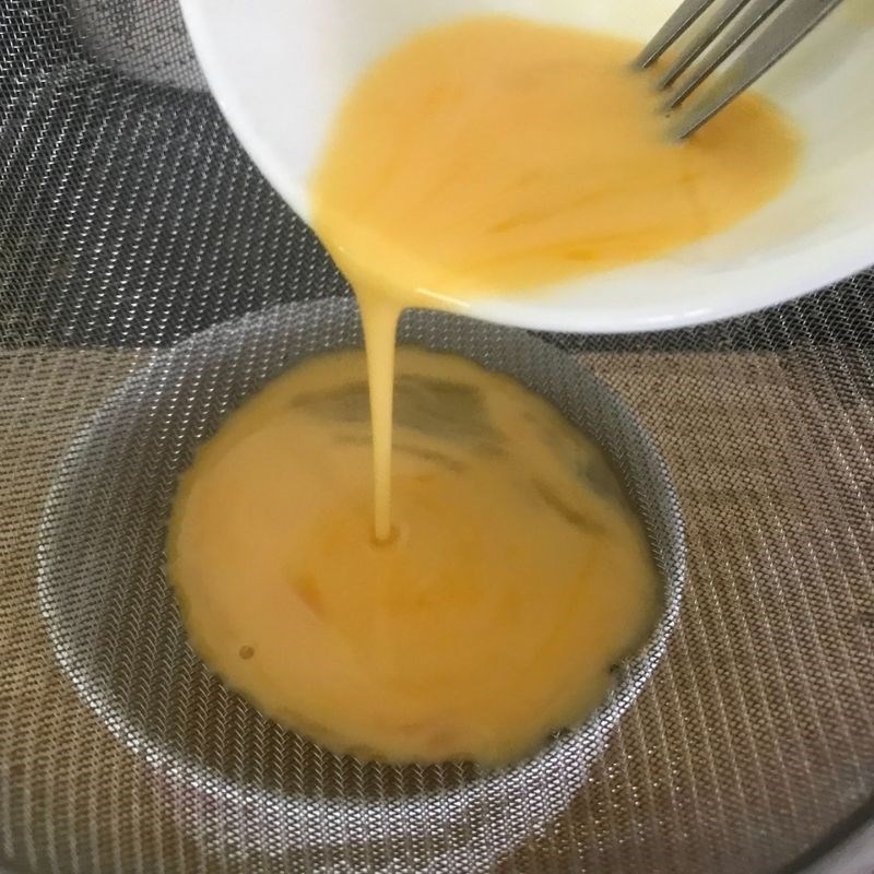 Bước 1 Trộn hỗn hợp trứng mật ong Trứng hấp mật ong (công thức được chia sẻ từ người dùng)