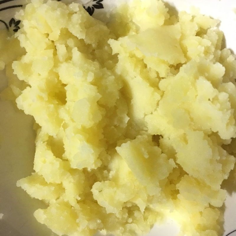 Bước 2 Trộn khoai tây với bột Khoai tây bọc trứng cút chiên xù