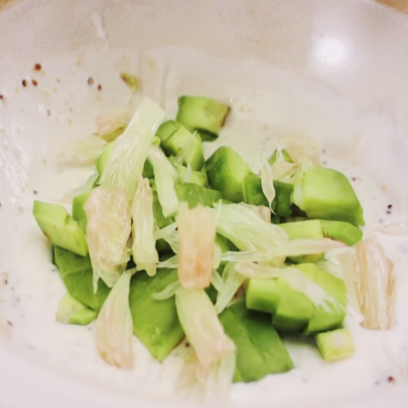 Bước 3 Trộn salad Salad cá hồi xông khói sốt sữa chua