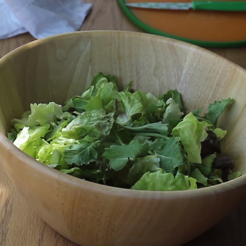 Bước 2 Trộn salad Salad cá hồi xông khói sốt chanh