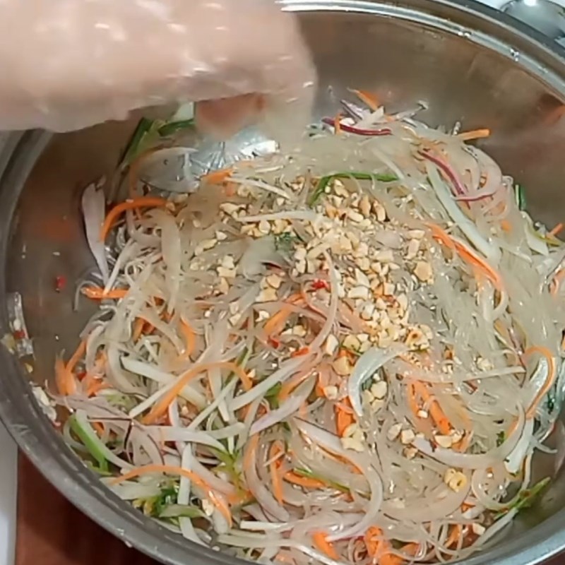 Bước 4 Trộn salad Salad tôm cần tây sốt chua cay