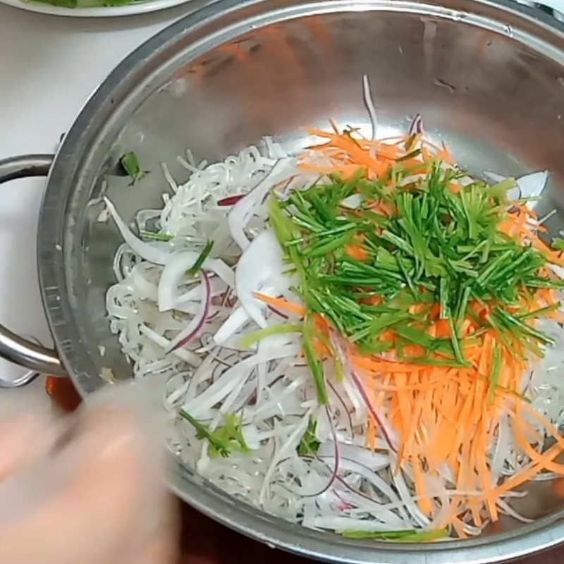 Bước 4 Trộn salad Salad tôm cần tây sốt chua cay