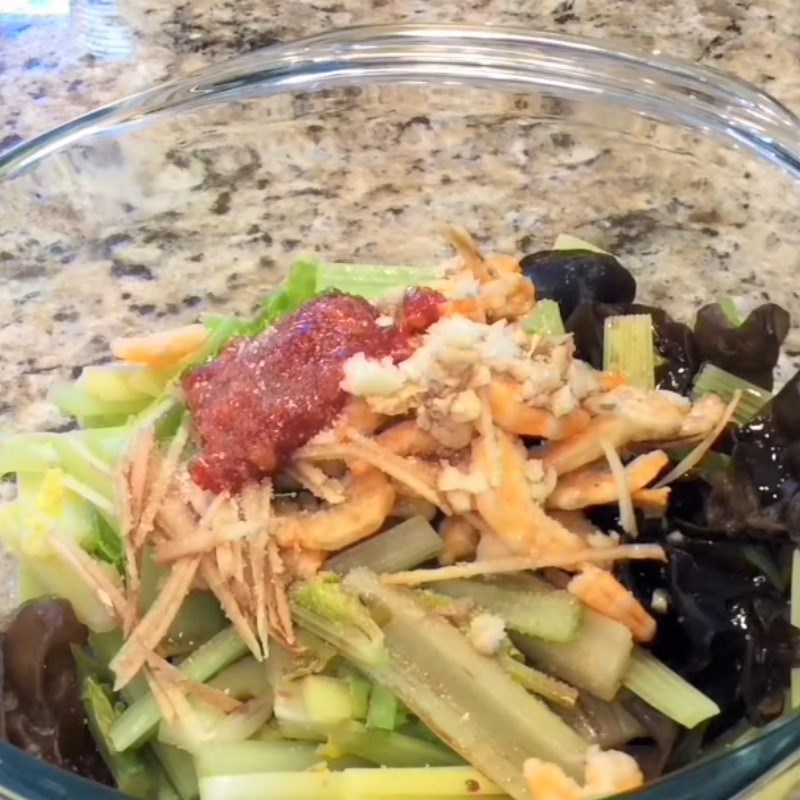 Bước 3 Trộn salad Salad tôm cần tây sốt dầu mè