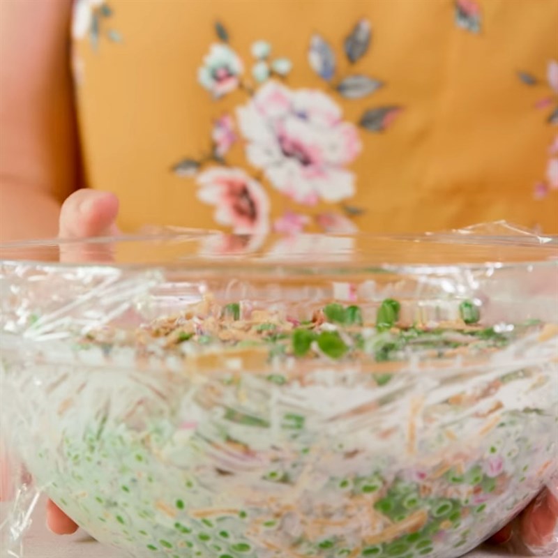 Bước 3 Trộn salad Salad đậu hà lan phô mai thịt xông khói