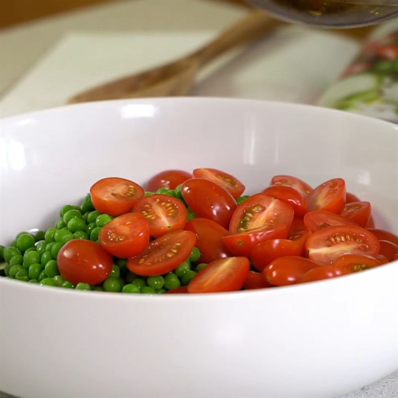 Bước 3 Trộn salad Salad đậu hà lan dưa chuột cà chua