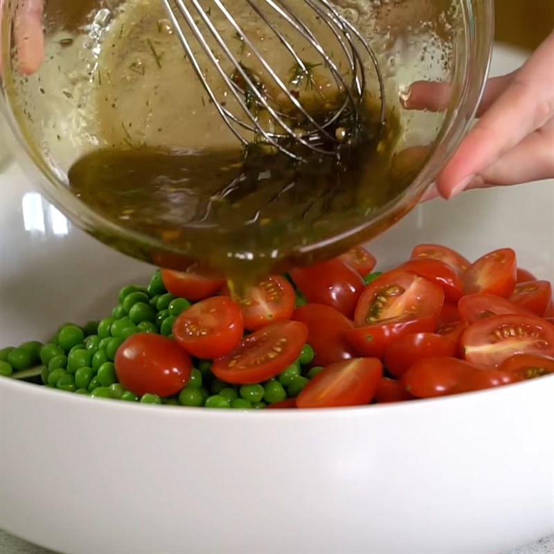 Bước 3 Trộn salad Salad đậu hà lan dưa chuột cà chua