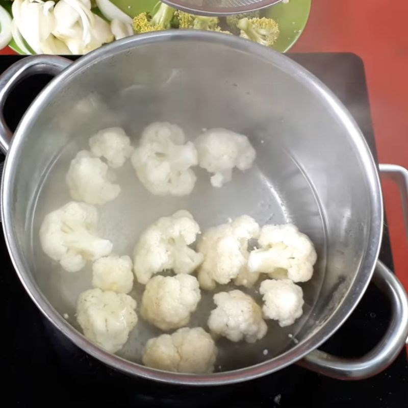 Bước 3 Trụng sơ rau củ Bông cải xào thập cẩm