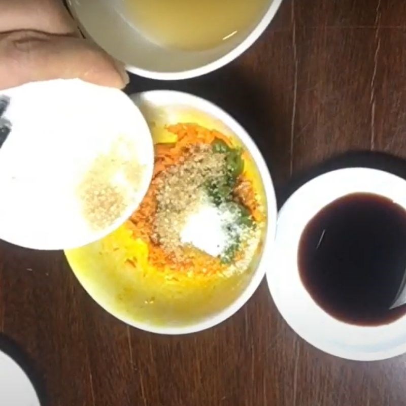 Bước 2 Ướp cá Canh su hào cá chép