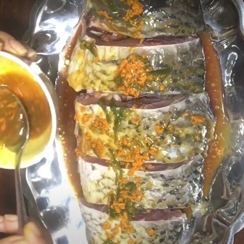 Bước 2 Ướp cá Canh su hào cá chép