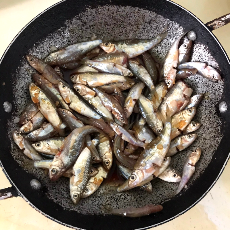 Bước 2 Ướp cá linh Cá linh kho me