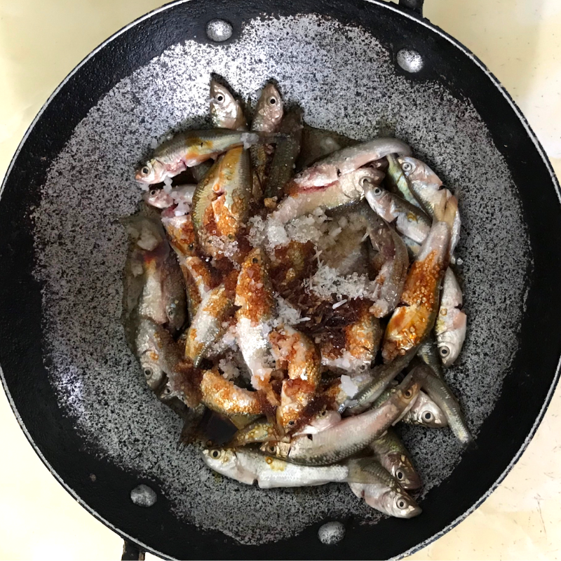 Bước 2 Ướp cá linh Cá linh kho me