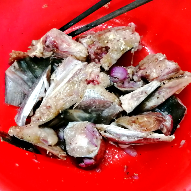 Bước 2 Ướp đầu cá thu Đầu cá thu nấu canh chua