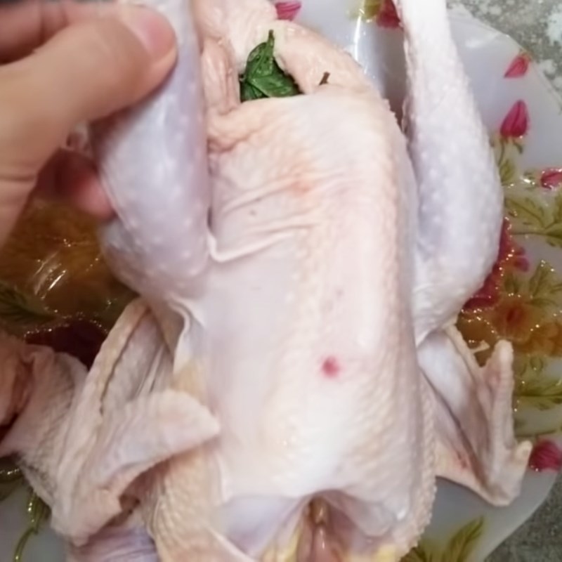 Bước 2 Ướp gà Gà nướng lá mắc mật