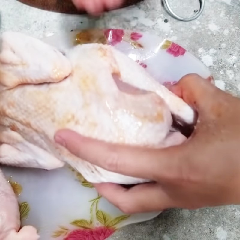 Bước 2 Ướp gà Gà nướng lá mắc mật