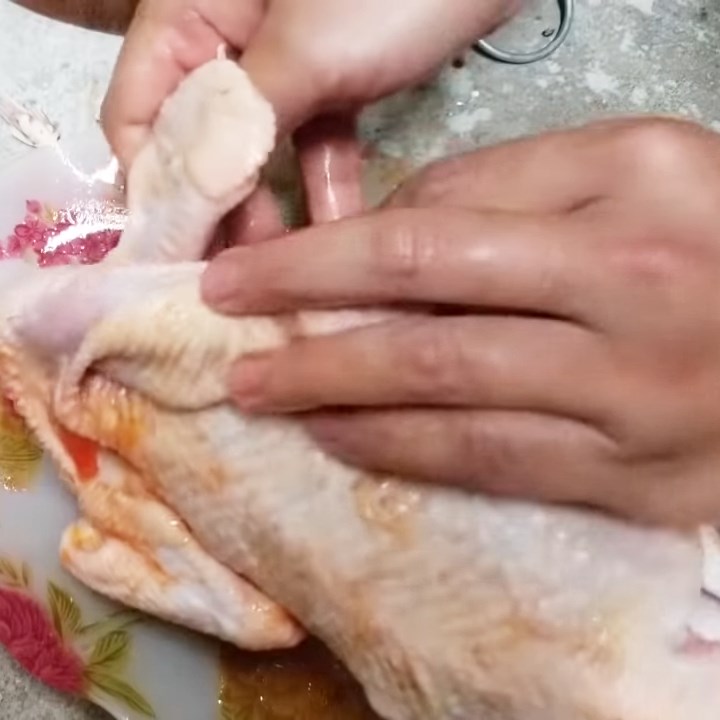 Bước 2 Ướp gà Gà nướng lá mắc mật