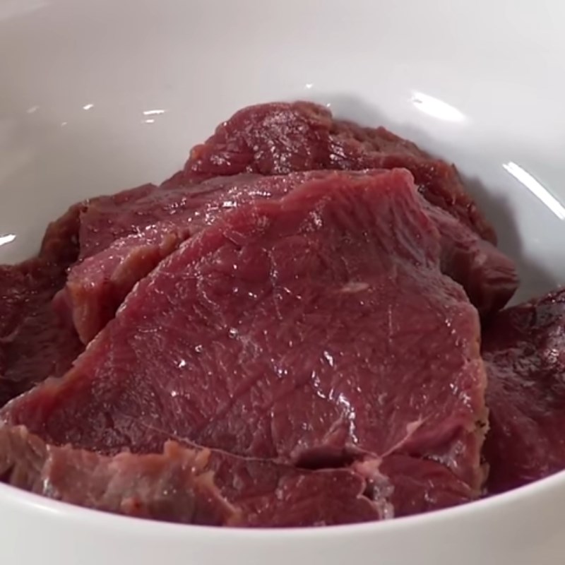 Bước 2 Ướp thịt bò Bò sốt chanh dây