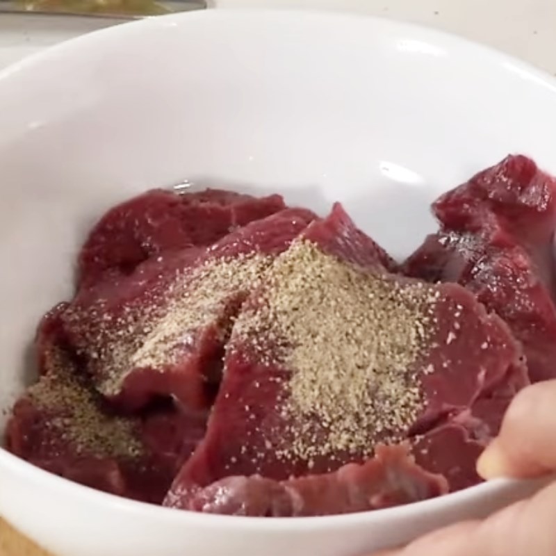 Bước 2 Ướp thịt bò Bò sốt chanh dây