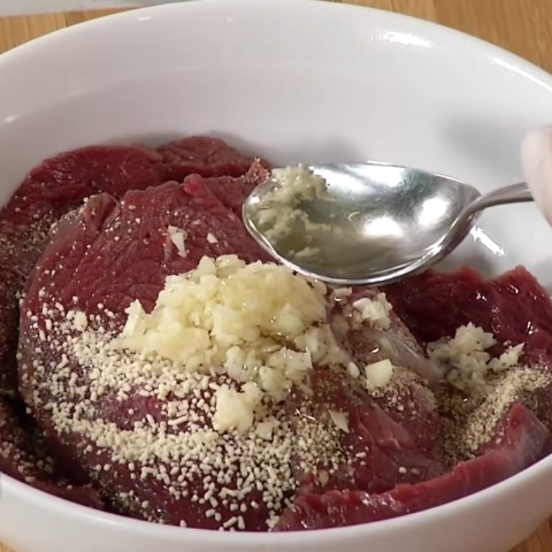 Bước 2 Ướp thịt bò Bò sốt chanh dây