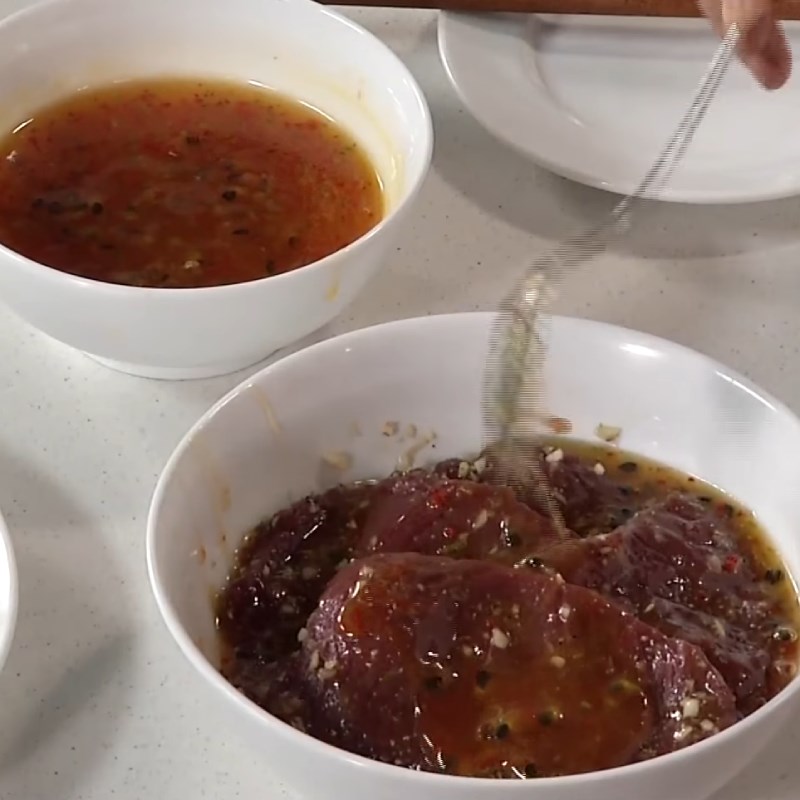 Bước 5 Ướp thịt bò với sốt chanh dây Bò sốt chanh dây
