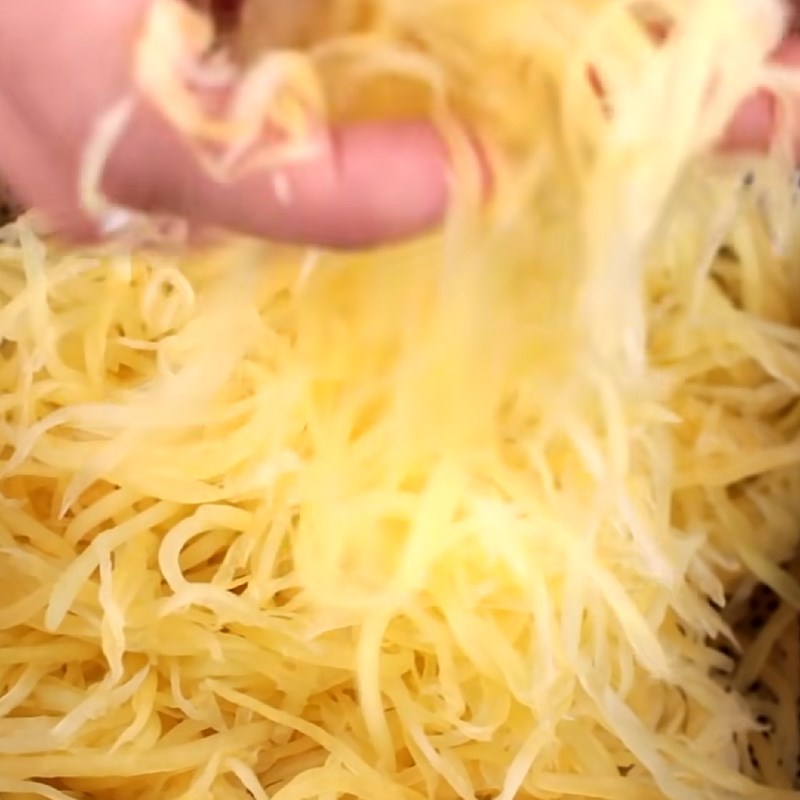 Bước 2 Vắt nước và phơi đu đủ Mắm đu đủ