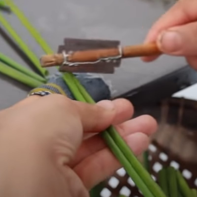 Bước 2 Cắt đoạn cỏ bàng Cách làm ống hút cỏ bàng