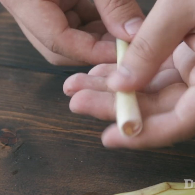 Bước 2 Vệ sinh ống hút Cách làm ống hút từ sả